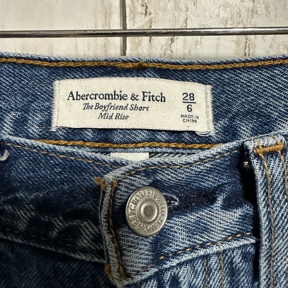 Abercrombie & Fitch The Boyfriend Mid-Rise JeanShorts Size 28/6 - Picture 4 of 4